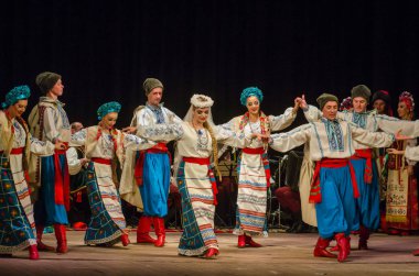 Dnipro, Ukrayna - 7 Kasım 2018: Ulusal gelenekleri, gümrük ve folklor topluluğu Slavutych Devlet Dram Tiyatrosu'nda üyeleri tarafından gerçekleştirilen Ukrayna halkının ayinleri.