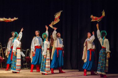 Dnipro, Ukrayna - 7 Kasım 2018: Ulusal gelenekleri, gümrük ve folklor topluluğu Slavutych Devlet Dram Tiyatrosu'nda üyeleri tarafından gerçekleştirilen Ukrayna halkının ayinleri.