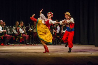 Dnipro, Ukrayna - 7 Kasım 2018: Ulusal gelenekleri, gümrük ve folklor topluluğu Slavutych Devlet Dram Tiyatrosu'nda üyeleri tarafından gerçekleştirilen Ukrayna halkının ayinleri.