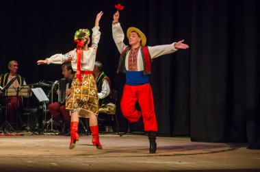 Dnipro, Ukrayna - 7 Kasım 2018: Ulusal gelenekleri, gümrük ve folklor topluluğu Slavutych Devlet Dram Tiyatrosu'nda üyeleri tarafından gerçekleştirilen Ukrayna halkının ayinleri.