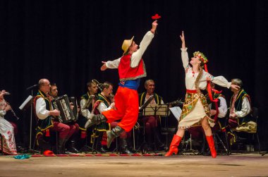 Dnipro, Ukrayna - 7 Kasım 2018: Ulusal gelenekleri, gümrük ve folklor topluluğu Slavutych Devlet Dram Tiyatrosu'nda üyeleri tarafından gerçekleştirilen Ukrayna halkının ayinleri.