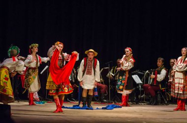 Dnipro, Ukrayna - 7 Kasım 2018: Ulusal gelenekleri, gümrük ve folklor topluluğu Slavutych Devlet Dram Tiyatrosu'nda üyeleri tarafından gerçekleştirilen Ukrayna halkının ayinleri.