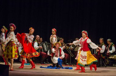 Dnipro, Ukrayna - 7 Kasım 2018: Ulusal gelenekleri, gümrük ve folklor topluluğu Slavutych Devlet Dram Tiyatrosu'nda üyeleri tarafından gerçekleştirilen Ukrayna halkının ayinleri.