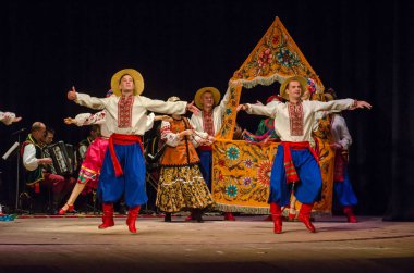 Dnipro, Ukrayna - 7 Kasım 2018: Ulusal gelenekleri, gümrük ve folklor topluluğu Slavutych Devlet Dram Tiyatrosu'nda üyeleri tarafından gerçekleştirilen Ukrayna halkının ayinleri.