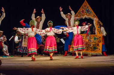 Dnipro, Ukrayna - 7 Kasım 2018: Ulusal gelenekleri, gümrük ve folklor topluluğu Slavutych Devlet Dram Tiyatrosu'nda üyeleri tarafından gerçekleştirilen Ukrayna halkının ayinleri.