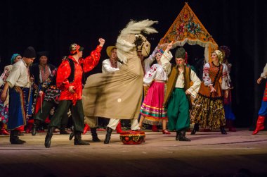 Dnipro, Ukrayna - 7 Kasım 2018: Ulusal gelenekleri, gümrük ve folklor topluluğu Slavutych Devlet Dram Tiyatrosu'nda üyeleri tarafından gerçekleştirilen Ukrayna halkının ayinleri.