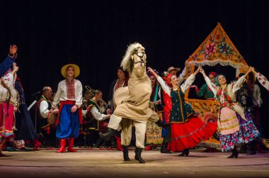 Dnipro, Ukrayna - 7 Kasım 2018: Ulusal gelenekleri, gümrük ve folklor topluluğu Slavutych Devlet Dram Tiyatrosu'nda üyeleri tarafından gerçekleştirilen Ukrayna halkının ayinleri.