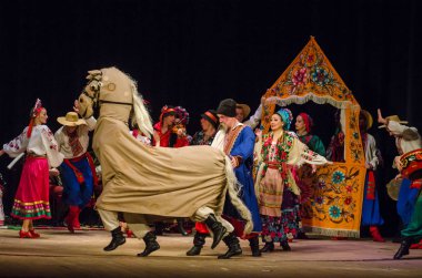 Dnipro, Ukrayna - 7 Kasım 2018: Ulusal gelenekleri, gümrük ve folklor topluluğu Slavutych Devlet Dram Tiyatrosu'nda üyeleri tarafından gerçekleştirilen Ukrayna halkının ayinleri.