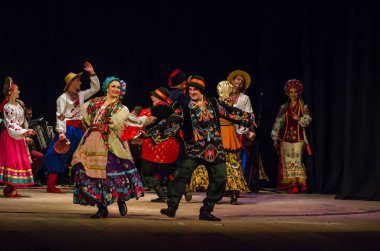 Dnipro, Ukrayna - 7 Kasım 2018: Ulusal gelenekleri, gümrük ve folklor topluluğu Slavutych Devlet Dram Tiyatrosu'nda üyeleri tarafından gerçekleştirilen Ukrayna halkının ayinleri.
