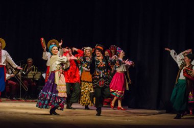 Dnipro, Ukrayna - 7 Kasım 2018: Ulusal gelenekleri, gümrük ve folklor topluluğu Slavutych Devlet Dram Tiyatrosu'nda üyeleri tarafından gerçekleştirilen Ukrayna halkının ayinleri.