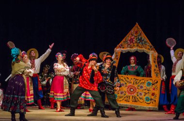 Dnipro, Ukrayna - 7 Kasım 2018: Ulusal gelenekleri, gümrük ve folklor topluluğu Slavutych Devlet Dram Tiyatrosu'nda üyeleri tarafından gerçekleştirilen Ukrayna halkının ayinleri.