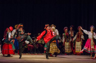 Dnipro, Ukrayna - 7 Kasım 2018: Ulusal gelenekleri, gümrük ve folklor topluluğu Slavutych Devlet Dram Tiyatrosu'nda üyeleri tarafından gerçekleştirilen Ukrayna halkının ayinleri.