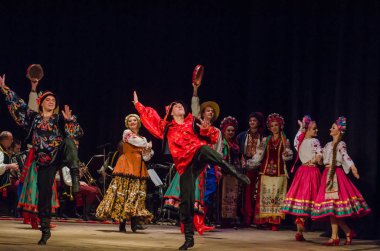 Dnipro, Ukrayna - 7 Kasım 2018: Ulusal gelenekleri, gümrük ve folklor topluluğu Slavutych Devlet Dram Tiyatrosu'nda üyeleri tarafından gerçekleştirilen Ukrayna halkının ayinleri.