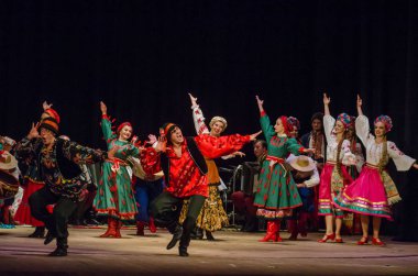 Dnipro, Ukrayna - 7 Kasım 2018: Ulusal gelenekleri, gümrük ve folklor topluluğu Slavutych Devlet Dram Tiyatrosu'nda üyeleri tarafından gerçekleştirilen Ukrayna halkının ayinleri.