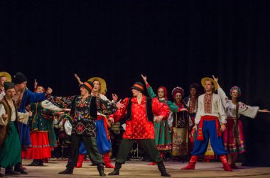 Dnipro, Ukrayna - 7 Kasım 2018: Ulusal gelenekleri, gümrük ve folklor topluluğu Slavutych Devlet Dram Tiyatrosu'nda üyeleri tarafından gerçekleştirilen Ukrayna halkının ayinleri.