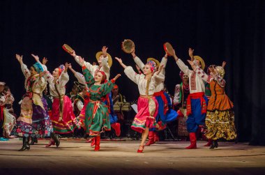 Dnipro, Ukrayna - 7 Kasım 2018: Ulusal gelenekleri, gümrük ve folklor topluluğu Slavutych Devlet Dram Tiyatrosu'nda üyeleri tarafından gerçekleştirilen Ukrayna halkının ayinleri.