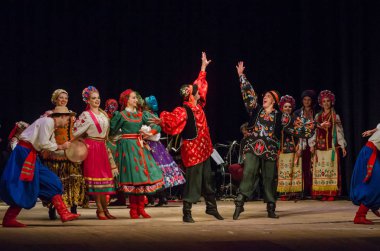 Dnipro, Ukrayna - 7 Kasım 2018: Ulusal gelenekleri, gümrük ve folklor topluluğu Slavutych Devlet Dram Tiyatrosu'nda üyeleri tarafından gerçekleştirilen Ukrayna halkının ayinleri.