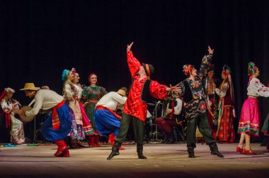 Dnipro, Ukrayna - 7 Kasım 2018: Ulusal gelenekleri, gümrük ve folklor topluluğu Slavutych Devlet Dram Tiyatrosu'nda üyeleri tarafından gerçekleştirilen Ukrayna halkının ayinleri.