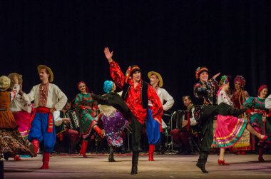 Dnipro, Ukrayna - 7 Kasım 2018: Ulusal gelenekleri, gümrük ve folklor topluluğu Slavutych Devlet Dram Tiyatrosu'nda üyeleri tarafından gerçekleştirilen Ukrayna halkının ayinleri.