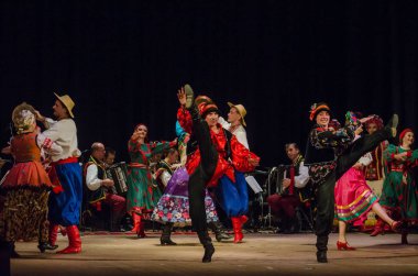 Dnipro, Ukrayna - 7 Kasım 2018: Ulusal gelenekleri, gümrük ve folklor topluluğu Slavutych Devlet Dram Tiyatrosu'nda üyeleri tarafından gerçekleştirilen Ukrayna halkının ayinleri.