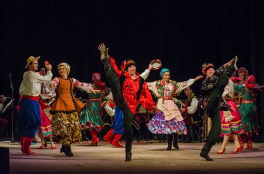 Dnipro, Ukrayna - 7 Kasım 2018: Ulusal gelenekleri, gümrük ve folklor topluluğu Slavutych Devlet Dram Tiyatrosu'nda üyeleri tarafından gerçekleştirilen Ukrayna halkının ayinleri.