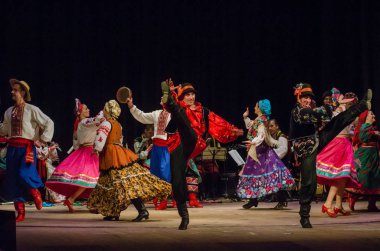 Dnipro, Ukrayna - 7 Kasım 2018: Ulusal gelenekleri, gümrük ve folklor topluluğu Slavutych Devlet Dram Tiyatrosu'nda üyeleri tarafından gerçekleştirilen Ukrayna halkının ayinleri.