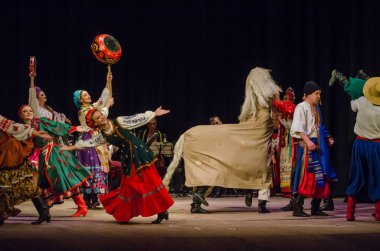 Dnipro, Ukrayna - 7 Kasım 2018: Ulusal gelenekleri, gümrük ve folklor topluluğu Slavutych Devlet Dram Tiyatrosu'nda üyeleri tarafından gerçekleştirilen Ukrayna halkının ayinleri.