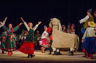Dnipro, Ukrayna - 7 Kasım 2018: Ulusal gelenekleri, gümrük ve folklor topluluğu Slavutych Devlet Dram Tiyatrosu'nda üyeleri tarafından gerçekleştirilen Ukrayna halkının ayinleri.