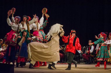 Dnipro, Ukrayna - 7 Kasım 2018: Ulusal gelenekleri, gümrük ve folklor topluluğu Slavutych Devlet Dram Tiyatrosu'nda üyeleri tarafından gerçekleştirilen Ukrayna halkının ayinleri.