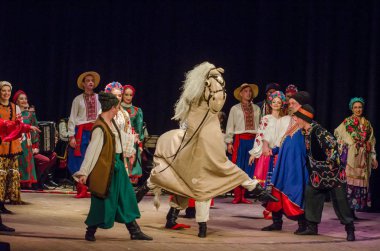 Dnipro, Ukrayna - 7 Kasım 2018: Ulusal gelenekleri, gümrük ve folklor topluluğu Slavutych Devlet Dram Tiyatrosu'nda üyeleri tarafından gerçekleştirilen Ukrayna halkının ayinleri.