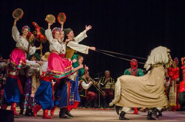 Dnipro, Ukrayna - 7 Kasım 2018: Ulusal gelenekleri, gümrük ve folklor topluluğu Slavutych Devlet Dram Tiyatrosu'nda üyeleri tarafından gerçekleştirilen Ukrayna halkının ayinleri.