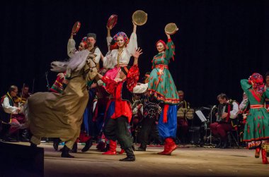 Dnipro, Ukrayna - 7 Kasım 2018: Ulusal gelenekleri, gümrük ve folklor topluluğu Slavutych Devlet Dram Tiyatrosu'nda üyeleri tarafından gerçekleştirilen Ukrayna halkının ayinleri.
