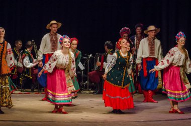 Dnipro, Ukrayna - 7 Kasım 2018: Ulusal gelenekleri, gümrük ve folklor topluluğu Slavutych Devlet Dram Tiyatrosu'nda üyeleri tarafından gerçekleştirilen Ukrayna halkının ayinleri.