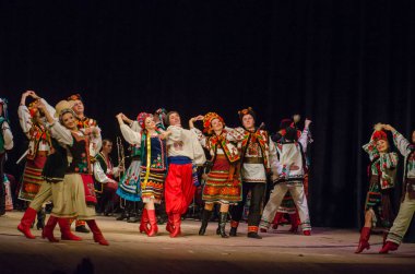 Dnipro, Ukrayna - 7 Kasım 2018: Ulusal gelenekleri, gümrük ve folklor topluluğu Slavutych Devlet Dram Tiyatrosu'nda üyeleri tarafından gerçekleştirilen Ukrayna halkının ayinleri.