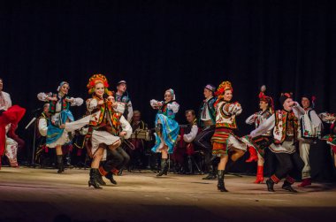 Dnipro, Ukrayna - 7 Kasım 2018: Ulusal gelenekleri, gümrük ve folklor topluluğu Slavutych Devlet Dram Tiyatrosu'nda üyeleri tarafından gerçekleştirilen Ukrayna halkının ayinleri.