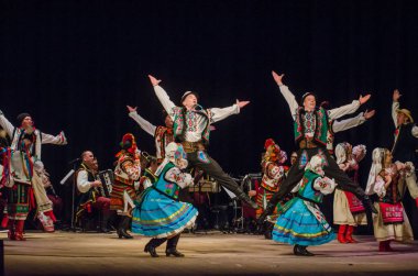 Dnipro, Ukrayna - 7 Kasım 2018: Ulusal gelenekleri, gümrük ve folklor topluluğu Slavutych Devlet Dram Tiyatrosu'nda üyeleri tarafından gerçekleştirilen Ukrayna halkının ayinleri.