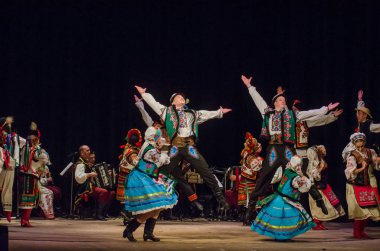 Dnipro, Ukrayna - 7 Kasım 2018: Ulusal gelenekleri, gümrük ve folklor topluluğu Slavutych Devlet Dram Tiyatrosu'nda üyeleri tarafından gerçekleştirilen Ukrayna halkının ayinleri.
