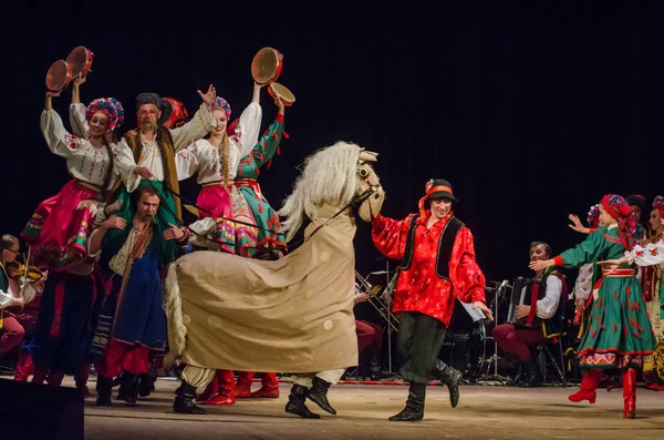 Dnipro, Ukrayna - 7 Kasım 2018: Ulusal gelenekleri, gümrük ve folklor topluluğu Slavutych Devlet Dram Tiyatrosu'nda üyeleri tarafından gerçekleştirilen Ukrayna halkının ayinleri.