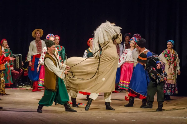 Dnipro, Ukrayna - 7 Kasım 2018: Ulusal gelenekleri, gümrük ve folklor topluluğu Slavutych Devlet Dram Tiyatrosu'nda üyeleri tarafından gerçekleştirilen Ukrayna halkının ayinleri.