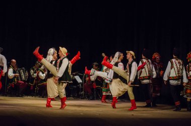 Dnipro, Ukrayna - 7 Kasım 2018: Ulusal gelenekleri, gümrük ve folklor topluluğu Slavutych Devlet Dram Tiyatrosu'nda üyeleri tarafından gerçekleştirilen Ukrayna halkının ayinleri.