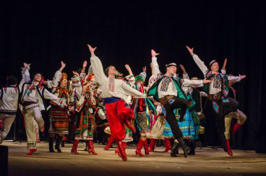 Dnipro, Ukrayna - 7 Kasım 2018: Ulusal gelenekleri, gümrük ve folklor topluluğu Slavutych Devlet Dram Tiyatrosu'nda üyeleri tarafından gerçekleştirilen Ukrayna halkının ayinleri.