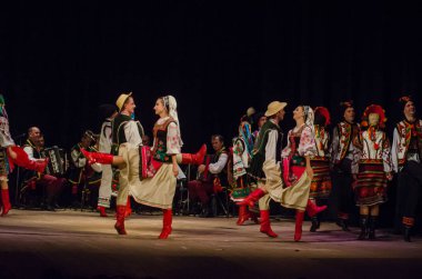Dnipro, Ukrayna - 7 Kasım 2018: Ulusal gelenekleri, gümrük ve folklor topluluğu Slavutych Devlet Dram Tiyatrosu'nda üyeleri tarafından gerçekleştirilen Ukrayna halkının ayinleri.