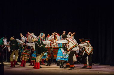 Dnipro, Ukrayna - 7 Kasım 2018: Ulusal gelenekleri, gümrük ve folklor topluluğu Slavutych Devlet Dram Tiyatrosu'nda üyeleri tarafından gerçekleştirilen Ukrayna halkının ayinleri.