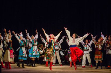 Dnipro, Ukrayna - 7 Kasım 2018: Ulusal gelenekleri, gümrük ve folklor topluluğu Slavutych Devlet Dram Tiyatrosu'nda üyeleri tarafından gerçekleştirilen Ukrayna halkının ayinleri.