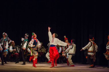 Dnipro, Ukrayna - 7 Kasım 2018: Ulusal gelenekleri, gümrük ve folklor topluluğu Slavutych Devlet Dram Tiyatrosu'nda üyeleri tarafından gerçekleştirilen Ukrayna halkının ayinleri.