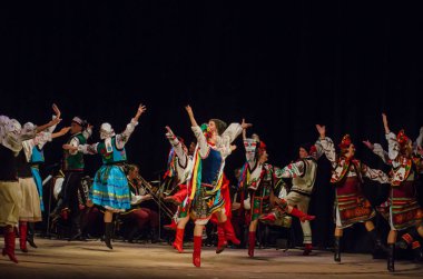 Dnipro, Ukrayna - 7 Kasım 2018: Ulusal gelenekleri, gümrük ve folklor topluluğu Slavutych Devlet Dram Tiyatrosu'nda üyeleri tarafından gerçekleştirilen Ukrayna halkının ayinleri.