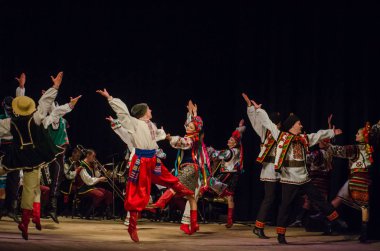 Dnipro, Ukrayna - 7 Kasım 2018: Ulusal gelenekleri, gümrük ve folklor topluluğu Slavutych Devlet Dram Tiyatrosu'nda üyeleri tarafından gerçekleştirilen Ukrayna halkının ayinleri.