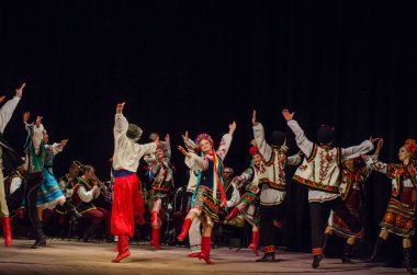 Dnipro, Ukrayna - 7 Kasım 2018: Ulusal gelenekleri, gümrük ve folklor topluluğu Slavutych Devlet Dram Tiyatrosu'nda üyeleri tarafından gerçekleştirilen Ukrayna halkının ayinleri.