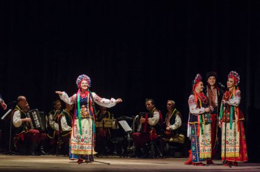 Dnipro, Ukrayna - 7 Kasım 2018: Ulusal gelenekleri, gümrük ve folklor topluluğu Slavutych Devlet Dram Tiyatrosu'nda üyeleri tarafından gerçekleştirilen Ukrayna halkının ayinleri.
