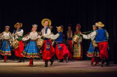 Dnipro, Ukrayna - 7 Kasım 2018: Ulusal gelenekleri, gümrük ve folklor topluluğu Slavutych Devlet Dram Tiyatrosu'nda üyeleri tarafından gerçekleştirilen Ukrayna halkının ayinleri.